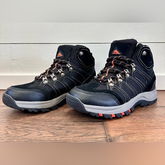 High Sierra hiking boots
Size: 3 - Picture 4 of 11
